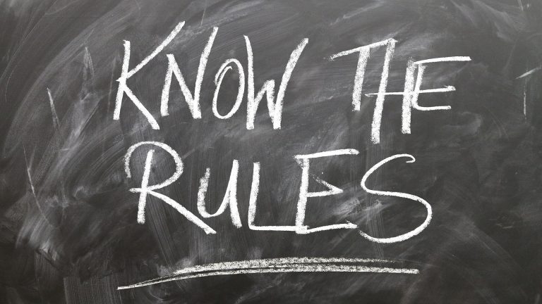 Ecriture sur un tableau noir "Know the rules" © DR