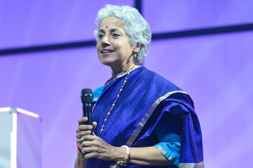 Soumya Swaminathan on stage with a microphone © Christian Brun / EPFL, 2021