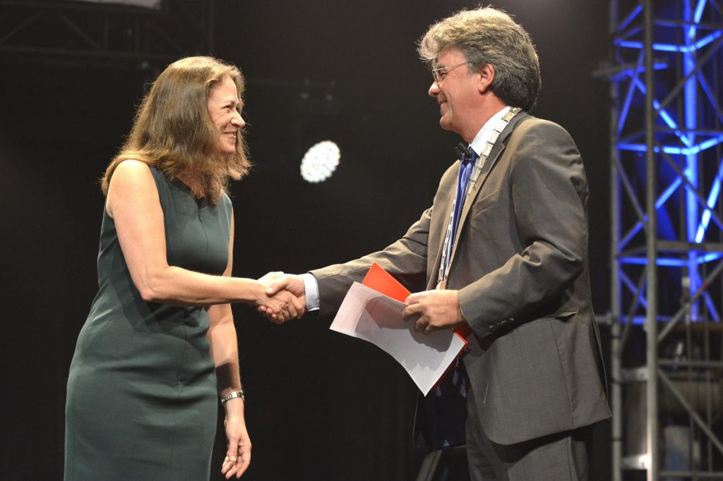 Emily Carter shaking hands.© Christian Brun / EPFL, 2012