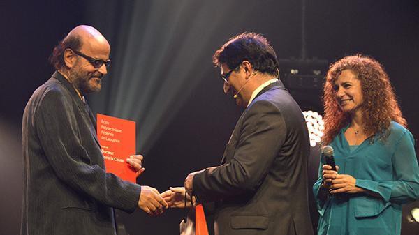 Christos Papadimitriou shaking hands.© Christian Brun / EPFL, 2013