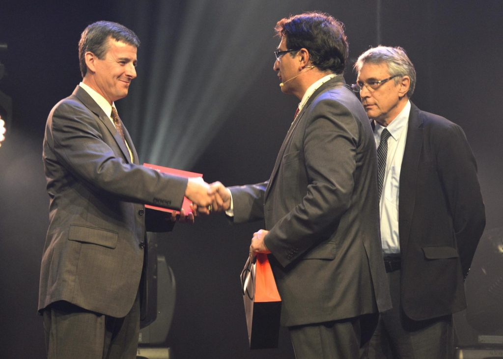 John A. Rogers shaking hands.© Christian Brun / EPFL, 2013