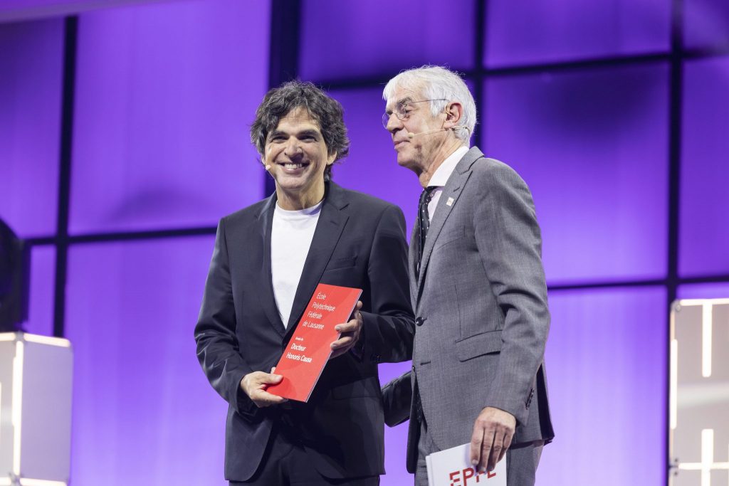 Patrick Chappatte, accompanied by Martin Vetterli, during the awarding of his Doctor Honoris Causa in 2022.© Cyril Zingaro / Keystone / EPFL
