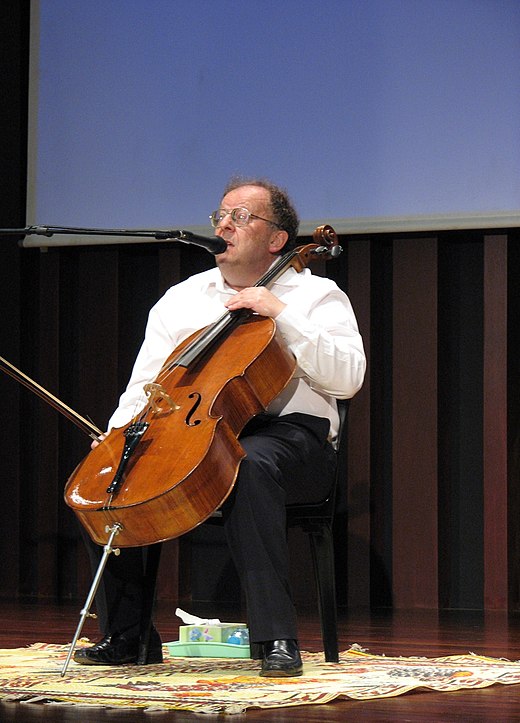 Beat Richner playing the Cello © Mike W., CC BY 2.0