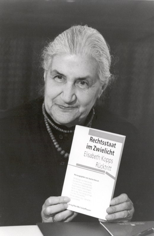 Jeanne Hersch holding a book titled 'Rechtsstaat im Zwielicht' by Elisabeth Koops © Library Am Guisanplatz, Collection Rutishauser, CC BY-SA