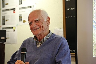 Michel Serres holding a microphone © Briand, CC BY-SA