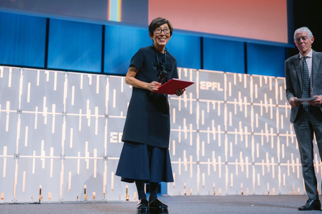 Kazuyo Sejima on stage at EPFL, in a suit, holding a microphone and receiving a price from Martin Vetterli.
Kazuyo Sejima 2024 EPFL/Adrien Buttier - CC-BY-SA 4.0