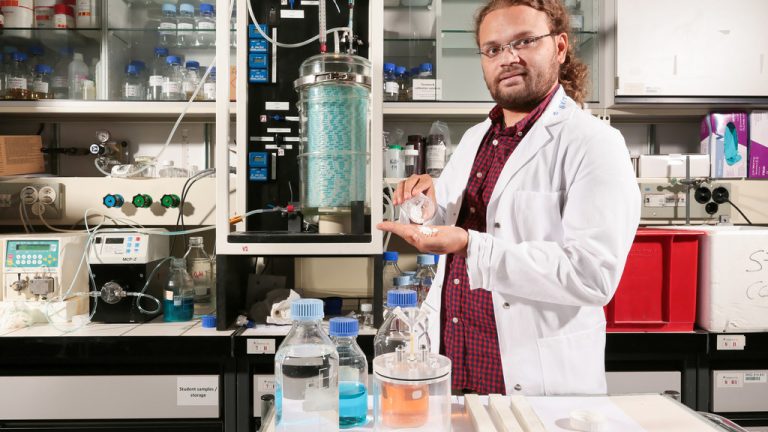 Kumar Abhishek testant de nouveaux aditifs en laboratoire © EPFL 2016 / Alain Herzog