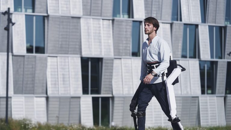 L'exosquelette d'Autonomyio, devant le bâtiment du MED