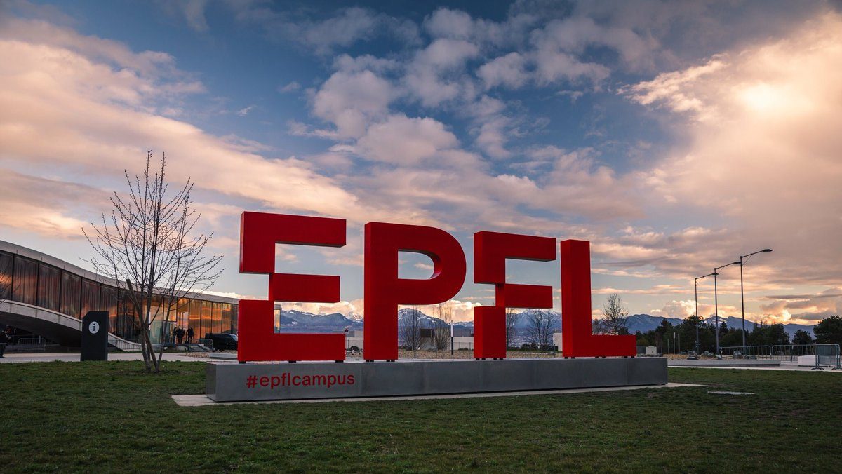Logo de l'EPFL sur la place Cosandey