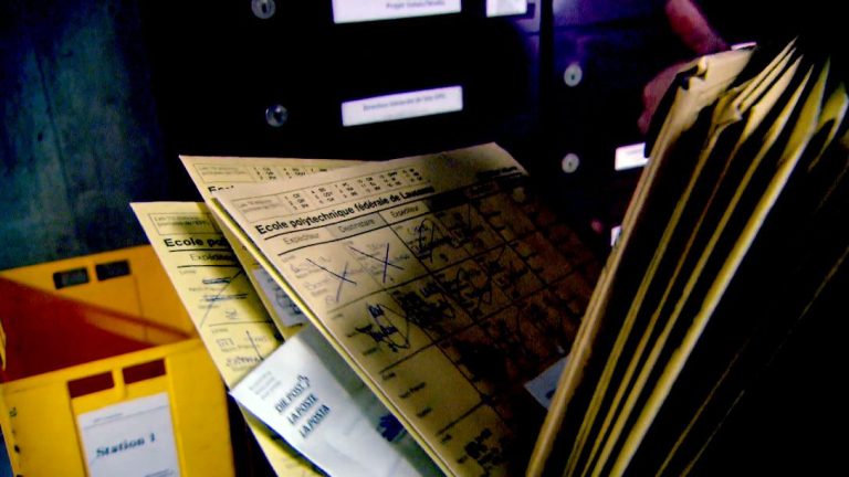 Une boîte aux lettres de l'EPFL, avec des enveloppes jaunes destinées au courrier interne