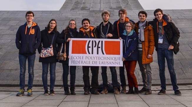 Des étudiants brandissant une banniÚre de l'EPFL (avec l'ancien logo)