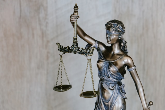 Une statue représentant la justice, les yeux bandés et tenant dans ça main une balance