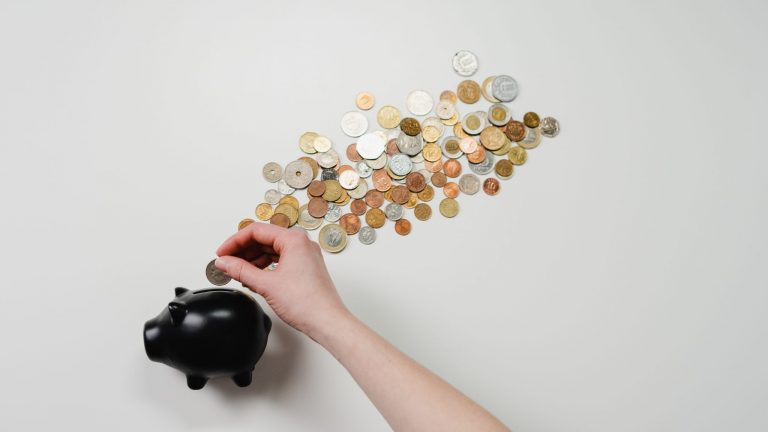Tirelire avec des sous pour illustrer les finances © Cottonbro, Pexels