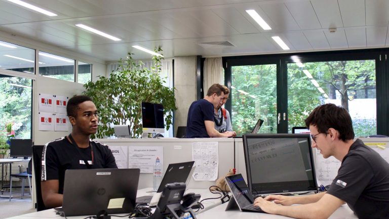 Photo d'étudiants travaillant au Service Desk