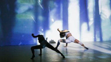 Deux danseuses au sol exécutant une performance artistique
