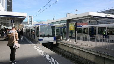 Le métro M2 à direction de Renens gare, à l'arrêt EPFL.